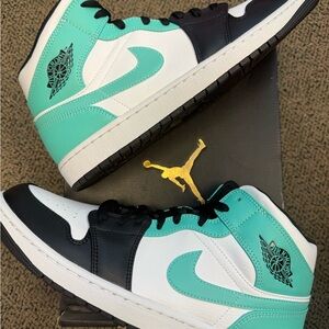 Jordan 1 Mid Tropical Twist Igloo White Black Teal